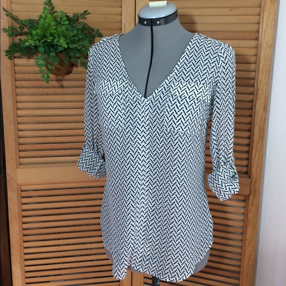 Candie’s black white chevron v neck blouse